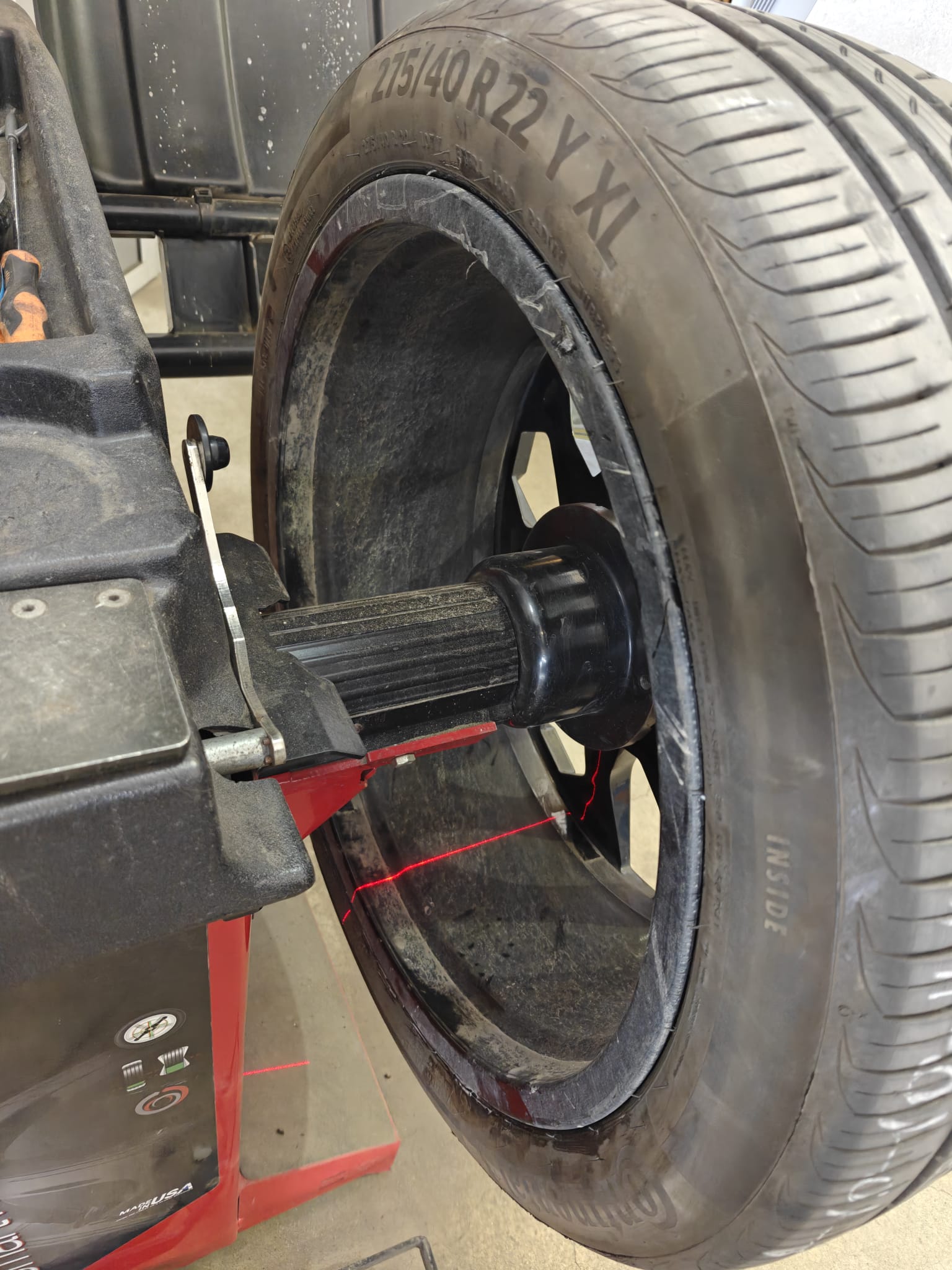 Гума 275/40 R22 на балансираща машина